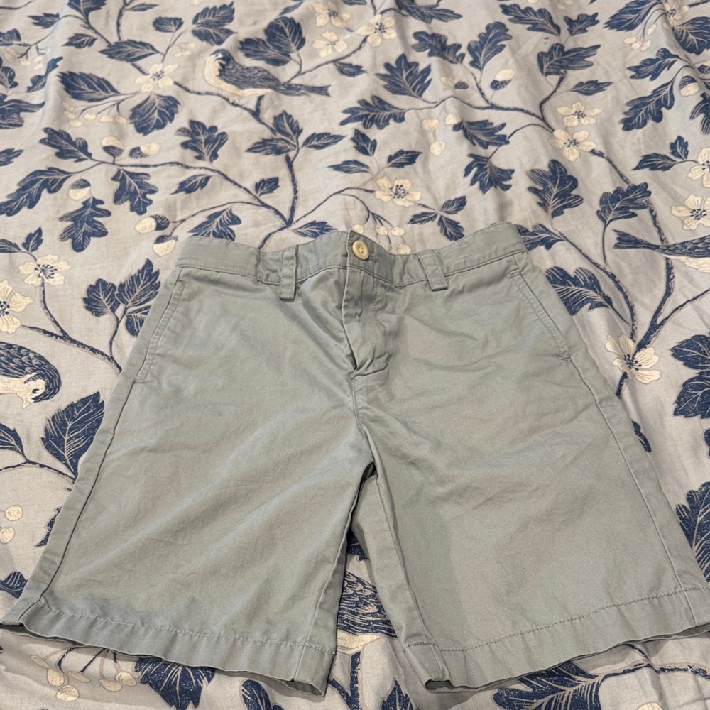 Boys vineyard vines shorts.